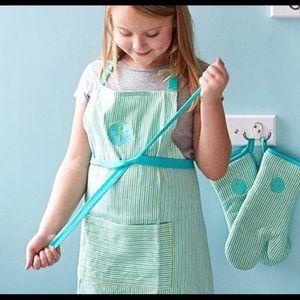 NWOT Pampered Chef Kids Apron and Oven Mitts Set